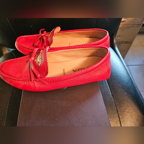 Prada Women High quality Saffiano Leather Logo Loafers - Picture 10 of 10